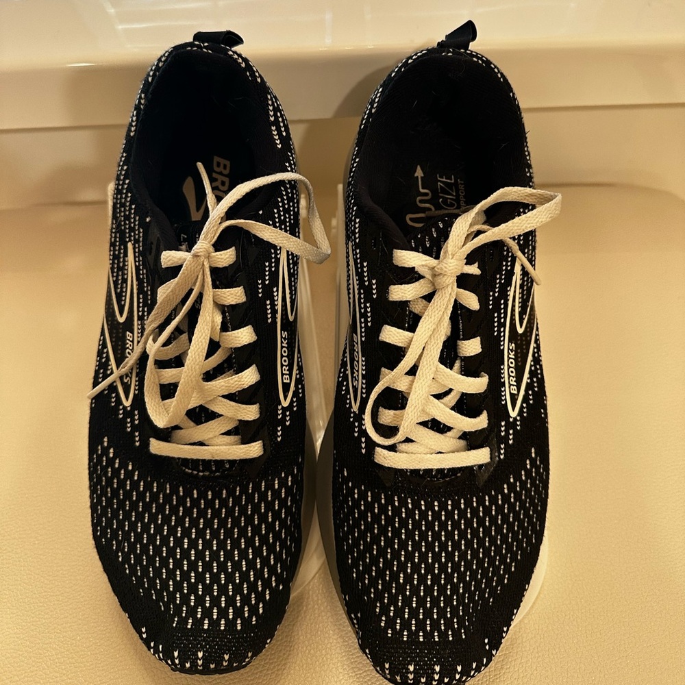 Brooks Black and White Levitate 5 GTS Running Shoes size 8